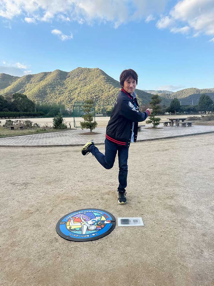 山本由伸投手のデザインマンホール